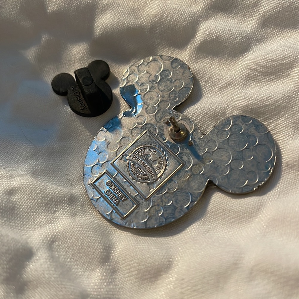 Disney Trading Pin - Picture 2 of 2